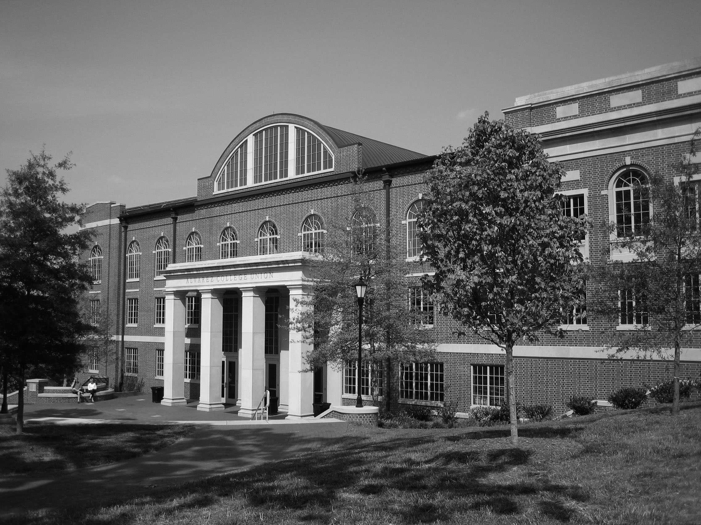 Is it smart for students to visit colleges before they apply?