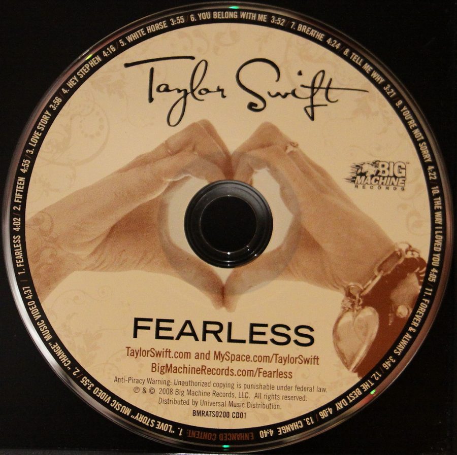 Taylor+Swift+is+trying+to+stop+people+from+buying+the+original+Fearless+album+produced+with+Big+Machine+Records.