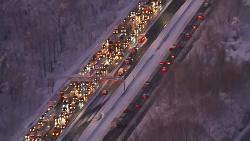 Hundreds+of+drivers+are+stuck+bumper-to-bumper+on+I-95+on+Jan.+3.+The+highway+wont+clear+until+tomorrow+morning.