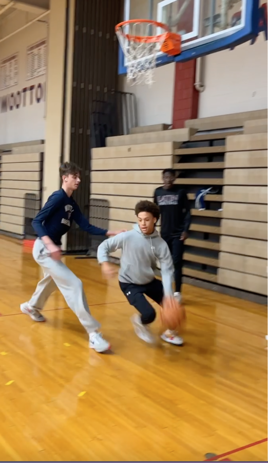 Senior Peter Stanton-Shepherd guards freshman Chase Mitchell in 1v1 tournament in basketball class. This is the first time since 2019 where students are allowed to play in a 1v1 tournament due to Covid precautions and social distancing.