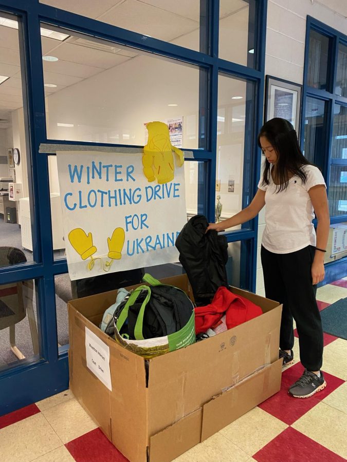 Senior+Allison+Cheng+donates+a+gently+used+coat+to+the+winter+clothing+drive+for+Ukraine.+She+is+donating+with+dignity.