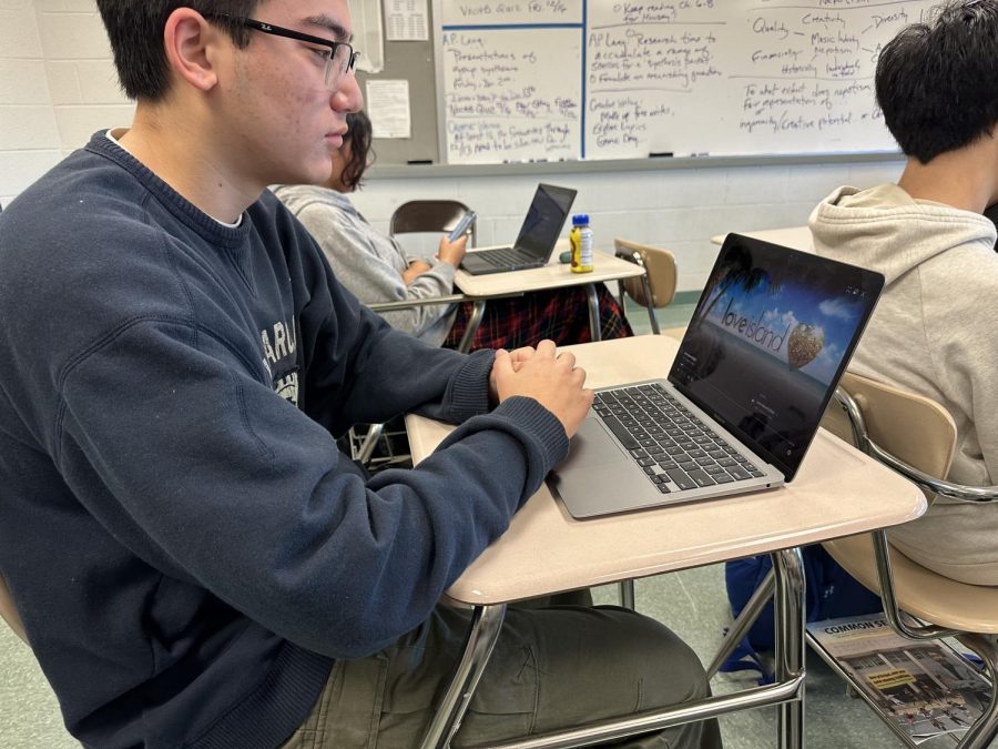 During his free period, senior Jared Su spends his time catching up on the latest Love Island USA season.