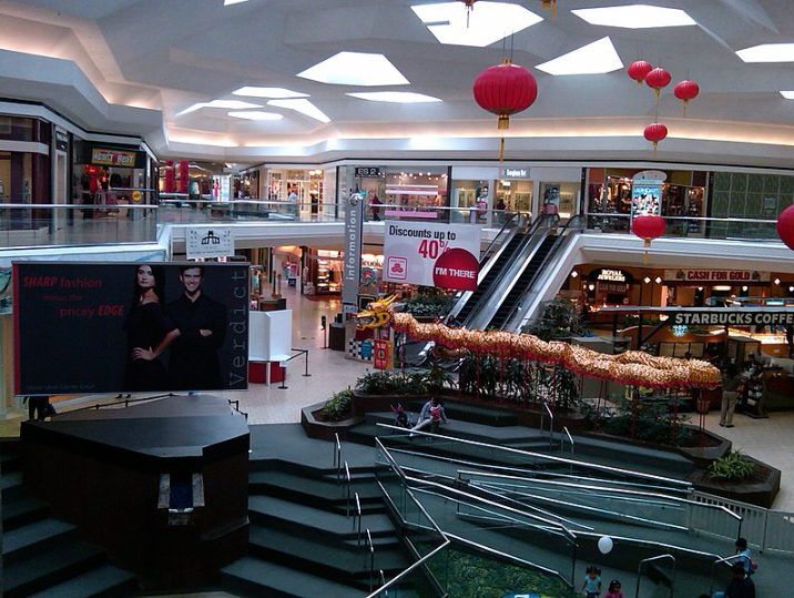Lakeforest Malls Central Court during the malls peak in 2010. Pictured is the mall carpeted area, which was later removed and tiled over in 2013, along with the original childrens play area called Professor Frogs Courtyard.
