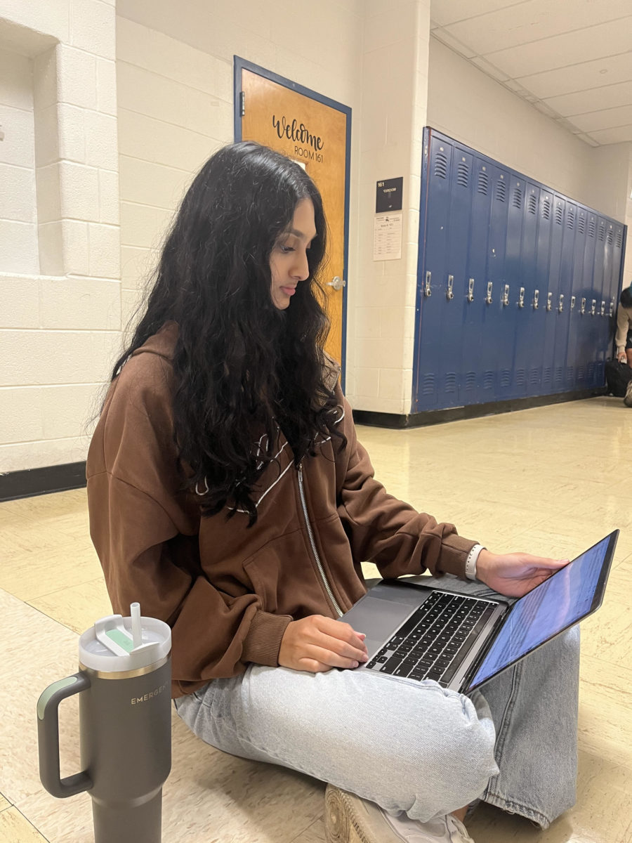 Senior Millie Vyas reads about SSL opportunities on the MCPS website before first period.