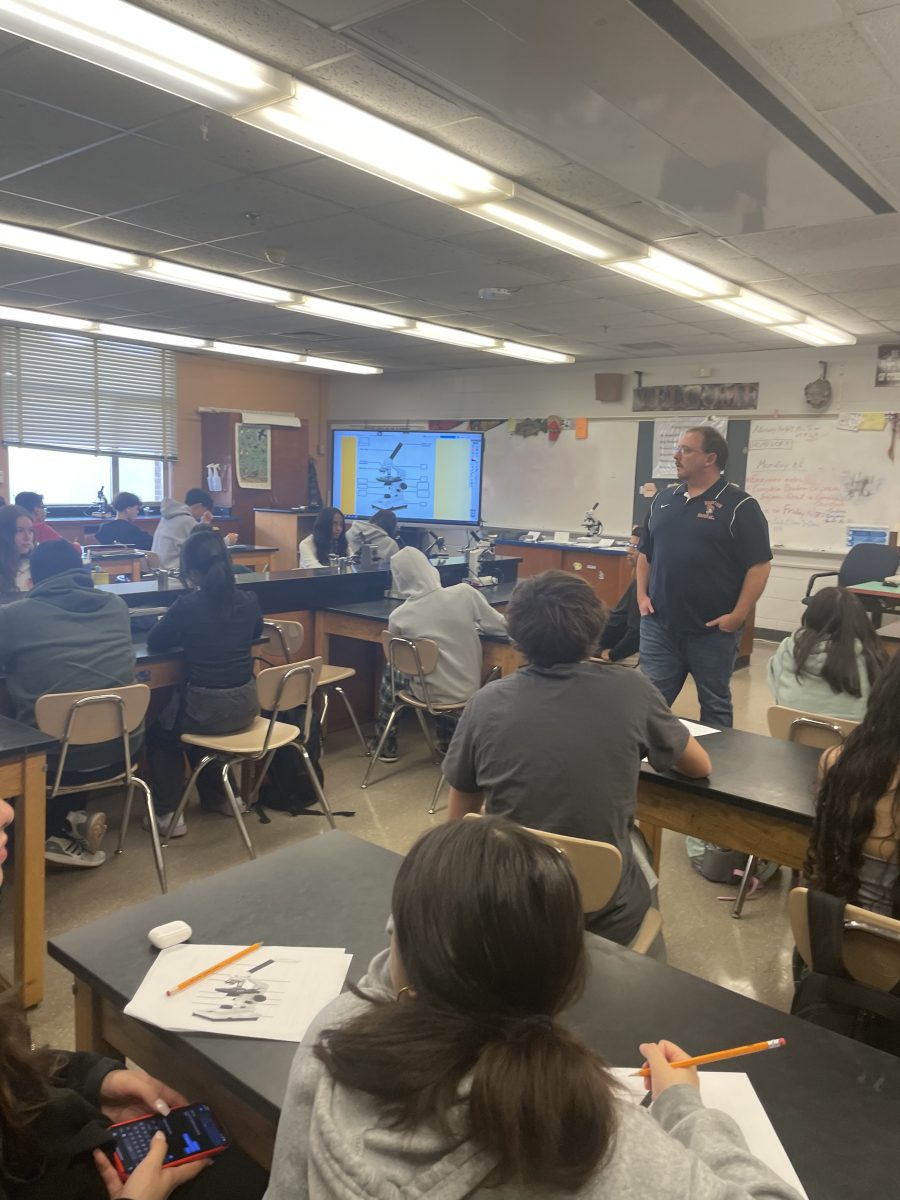 Biology teacher Dave Bitler teaches his ninth-grade biology class during second period on Nov. 15.