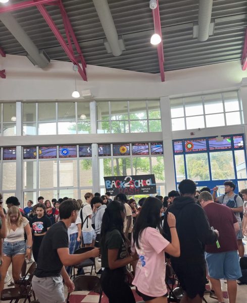 Students gather in the Commons during the back to school bash on Aug. 30. There were games and popsicles at the event to help  students socialize and take a break. "It was really nice to have the break at the beginning of the school year," sophomore Skye Cushing said