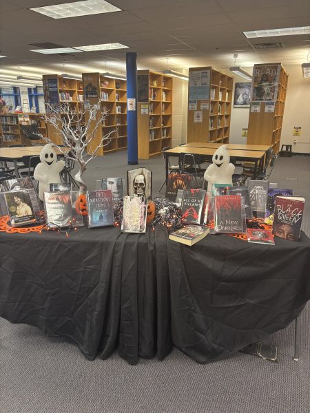 This school's library has a table set up for Halloween, promoting scary books for the month of October. They also had a challenge for students: if they read and reviewed two books, they were entered to win a prize. 