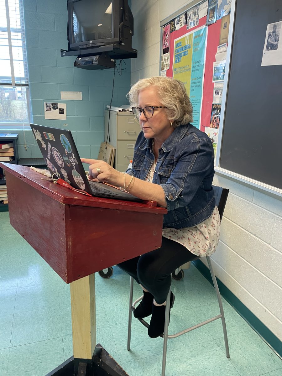 English teacher Michelle Hanson reads through six essays to determine which are written by AI. The use of AI in schools is leading to negative impacts on student learning. "If [students] don’t have to think deeply about what they are doing, they don’t learn and absorb as much as if they had to do it on their own," Hanson said.