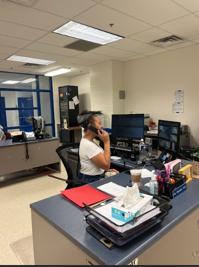 Main office secretary Markaela Talley takes a phone call during fourth period. Around lunchtime, the main office gets busier and phone calls become more frequent.