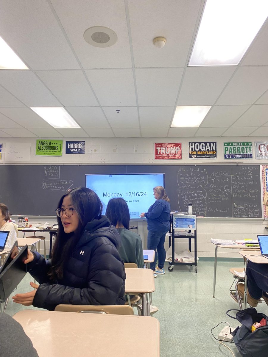 History teacher Laura Parsons prepares her psychology class to write an EBQ for the AP exam.