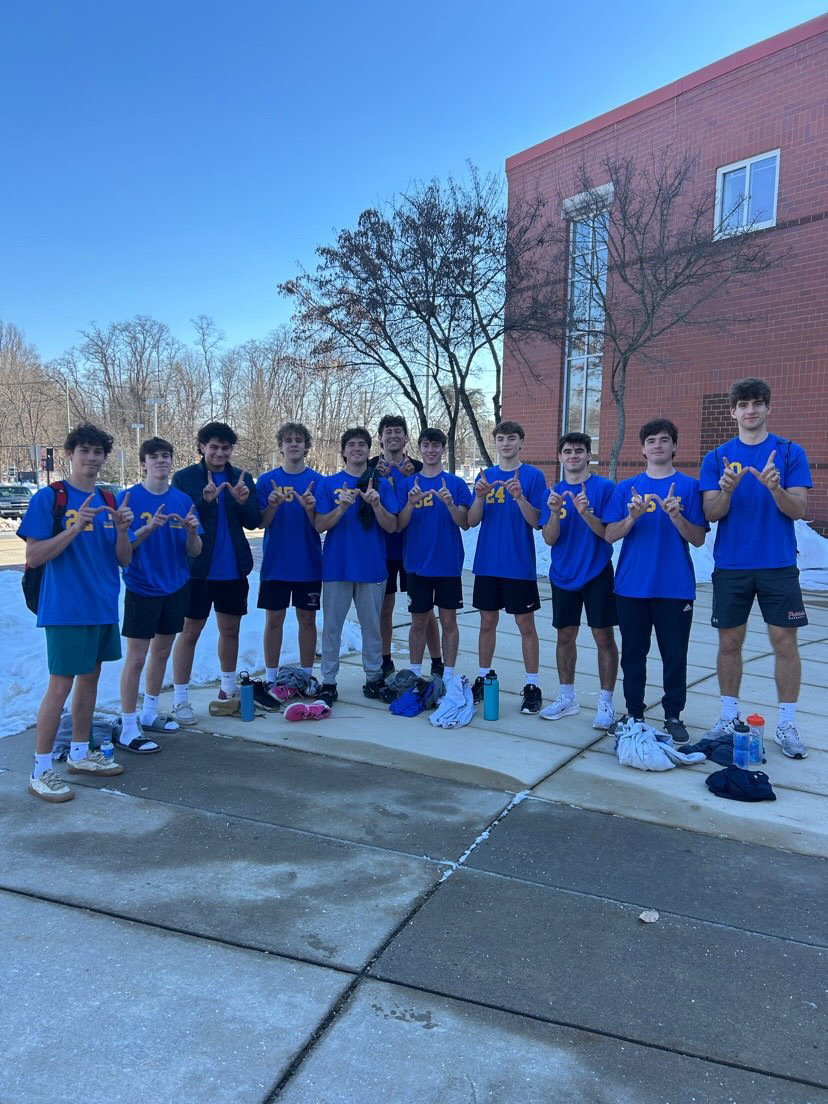 One of the ways to combat senioritis is spending time with friends. Seniors Alex Balian, AJ Shiflett, Tyler Siegel, Thomas Mehler, Will Balian, Ben Phillips, Ryan Kaufman, Kyle Fuster, Noah Friedman, Charlie Balian and Luke Brunner come together to play rec basketball for their last school year.