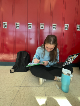 Sophomore AP Seminar English 10 student Meara Liebetrau, spends her lunch working to review seminar material and make revisions to her first performance task. “I try to spend at least one hour a day working on AP Seminar, in addition to what I do during school,” Liebetrau said.