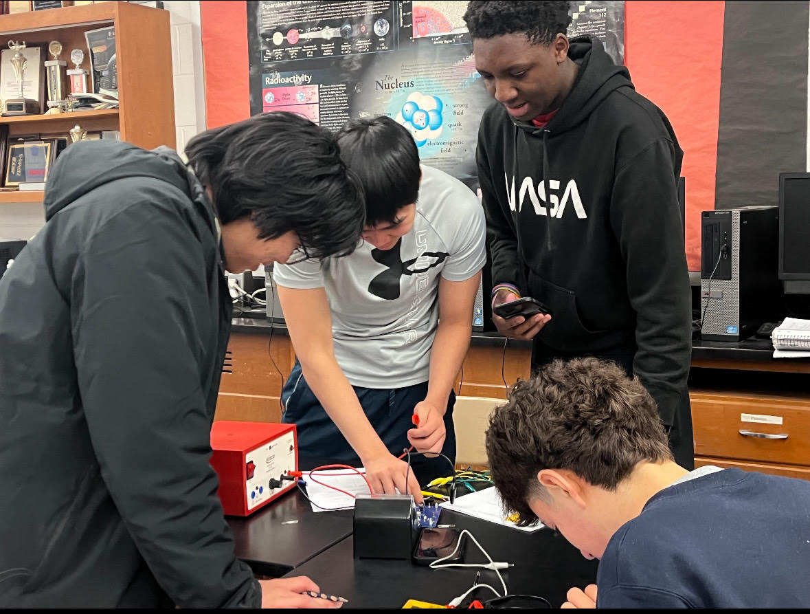 Students manipulate a circuit in their lab period for AP Physics C: Electricity and Magnetism. "The labs with circuits are always a fun way to test our knowledge and explore circuits in a hands-on environment," senior Rendon Yerman said.