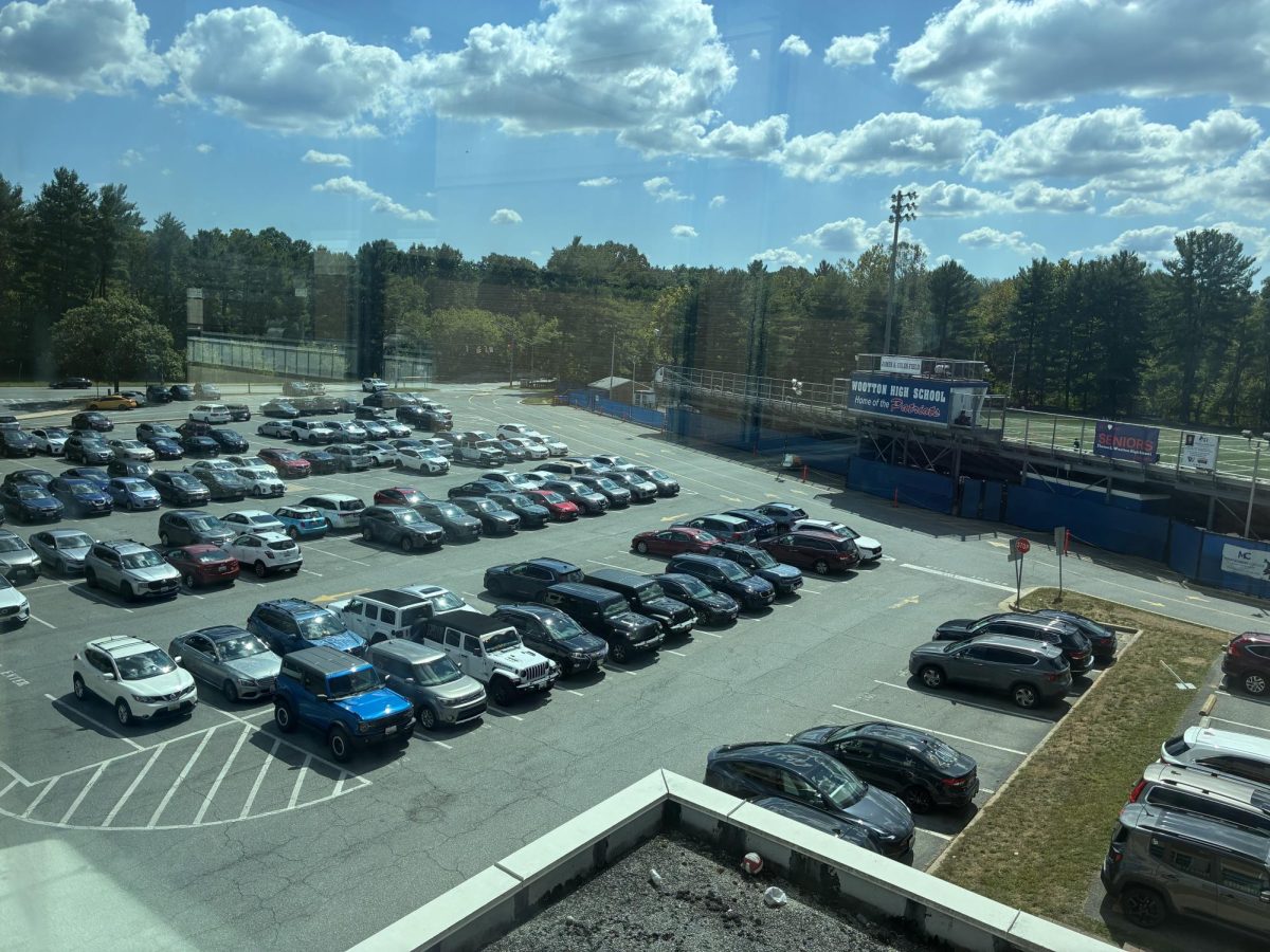 Students can apply to park at this school's parking lot. Seniors are given priority when applying, meaning it can be difficult for juniors to get spots. "We understand their frustrations but we've been doing it this way for a long time," Business Administrator Arlin De La Rosa said.