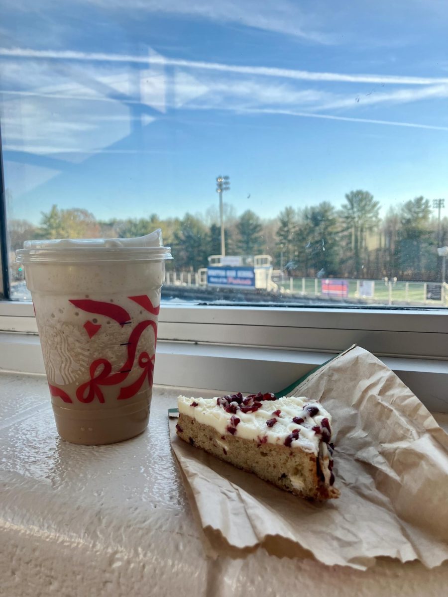 Starbucks' Iced Sugar Cookie Latte and Cranberry Bliss Bar.  Photo by Lale Olguin