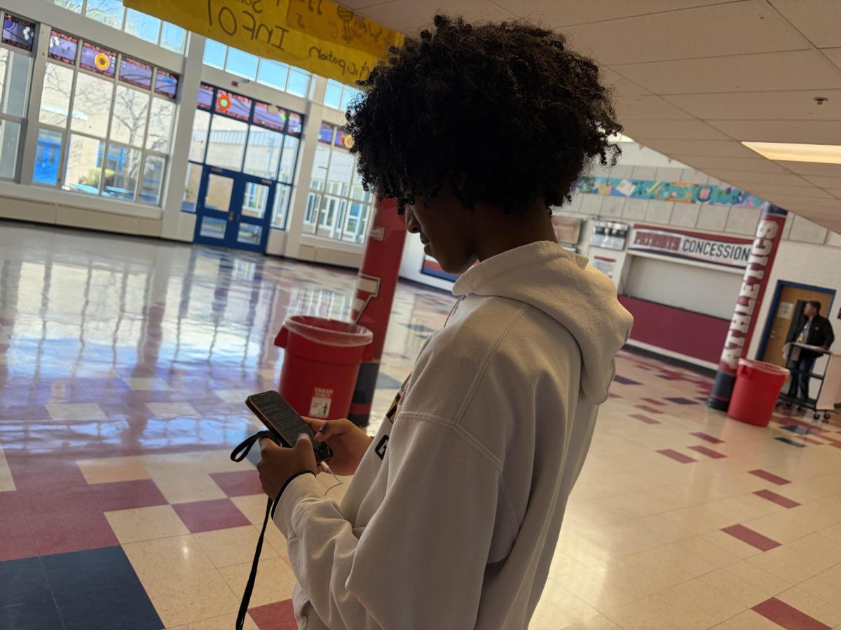Senior Kal Yewlsew reads the information on the Selective Service System website during third period on March 24. "I didn't know you had to sign up with the Selective Service System when you're 18 until recently," Yewlsew said.