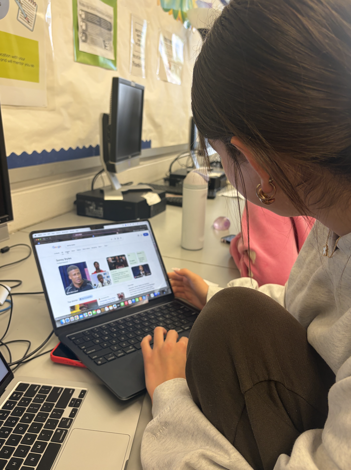 Sophomore Sasha Rosenman researches Commanders draft pick Sonny Styles after completing her classwork.