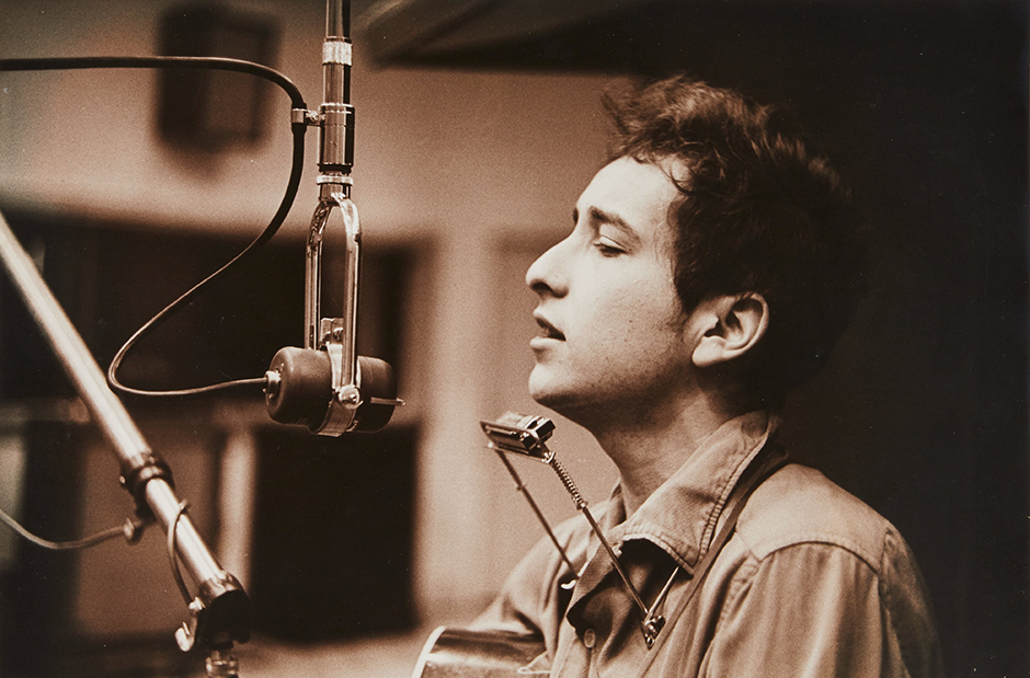 Bob Dylan, shortly after moving from Minnesota to New York to join the Greenwich Village folk scene, began singing as a young man in 1961. From busking on street corners and singing in cafes, Dylan immersed himself in the surrounding music culture, where he was scouted for his talent and released his first album entitled “Bob Dylan.” “Bob Dylan: From Minnesota to Manhattan to the toast of the world” by Ted Oleson is licensed under CC by 4.0.